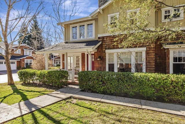 view of front facade with a front yard