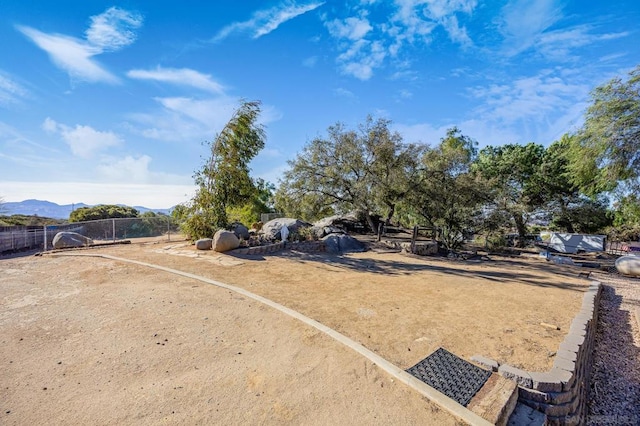 view of yard featuring a mountain view