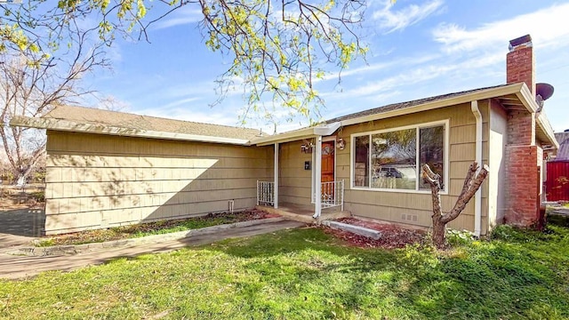 view of front of property featuring a front lawn