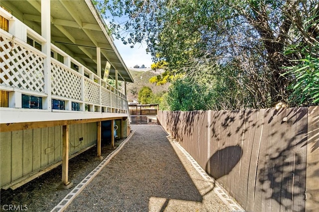 view of yard featuring a mountain view