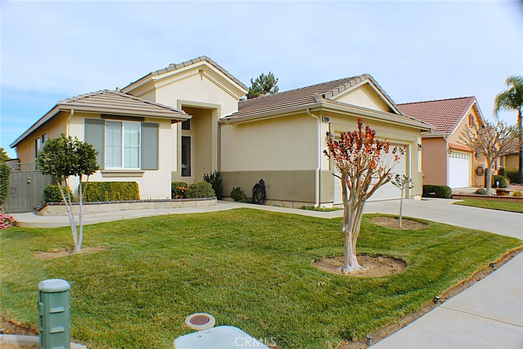 view of front facade featuring a front yard and a garage