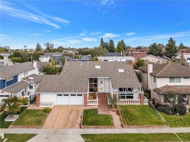 view of front of property featuring a front lawn