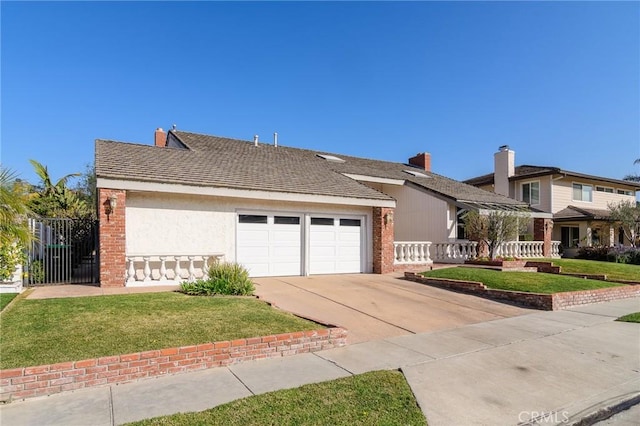 view of front facade featuring a garage and a front yard