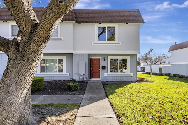 view of front facade featuring a front yard