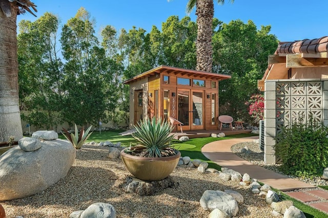 view of yard with an outbuilding