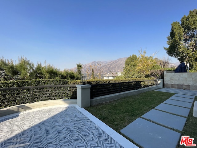 view of yard featuring a mountain view