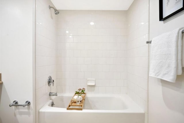 bathroom featuring tiled shower / bath