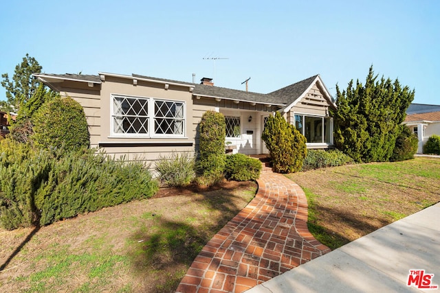 view of front of property with a front lawn