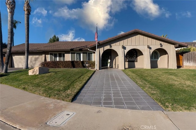 view of front of house featuring a front yard