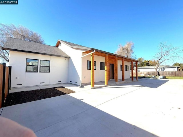 view of front of property featuring a patio area