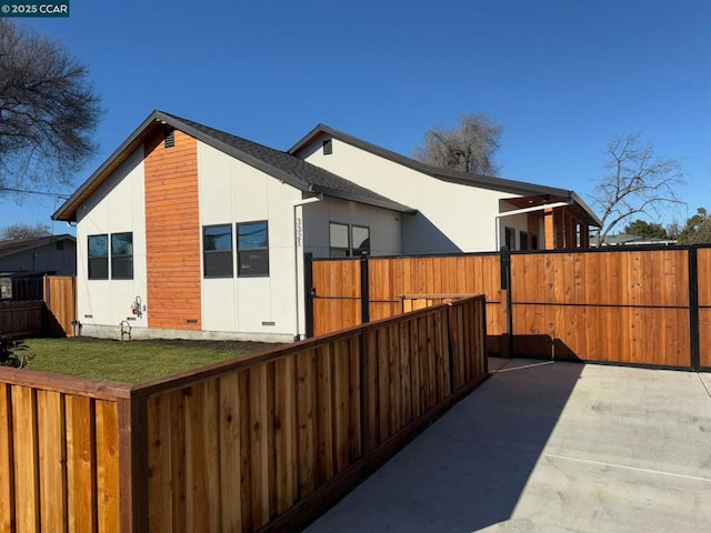 view of side of property featuring a yard