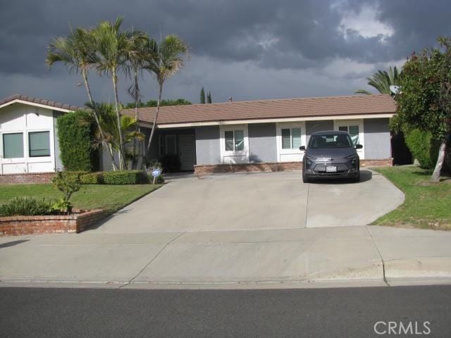 ranch-style house featuring a front yard