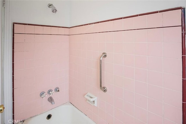 bathroom with tiled shower / bath