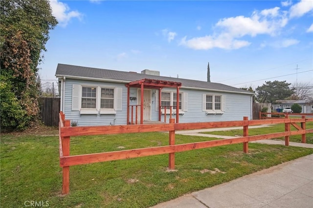 view of front of property featuring a front yard