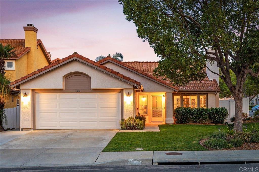 view of front of house featuring a lawn and a garage