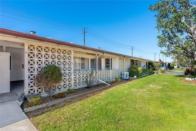 view of front of property featuring a front yard