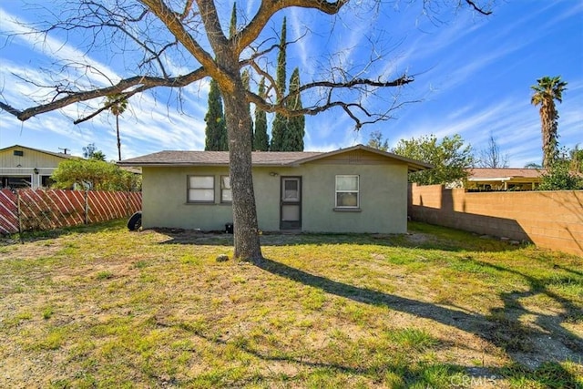 view of front of property with a front lawn