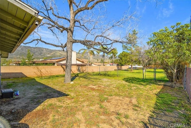 view of yard with a mountain view