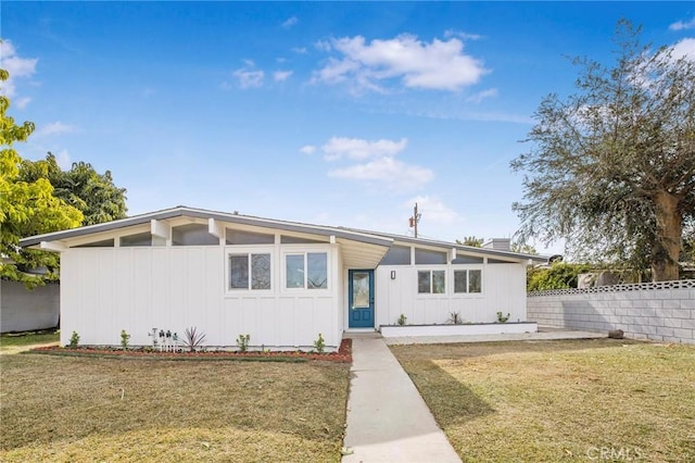 ranch-style house featuring a front yard