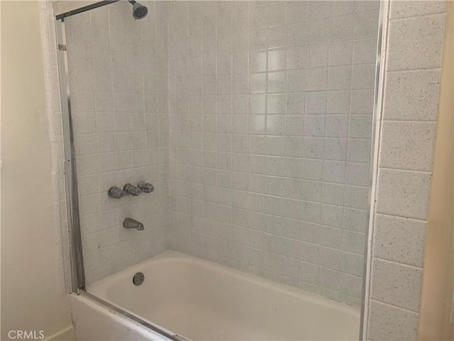 bathroom featuring tiled shower / bath combo