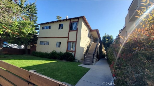 view of front of property featuring a front lawn