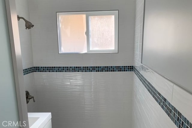 bathroom featuring tiled shower