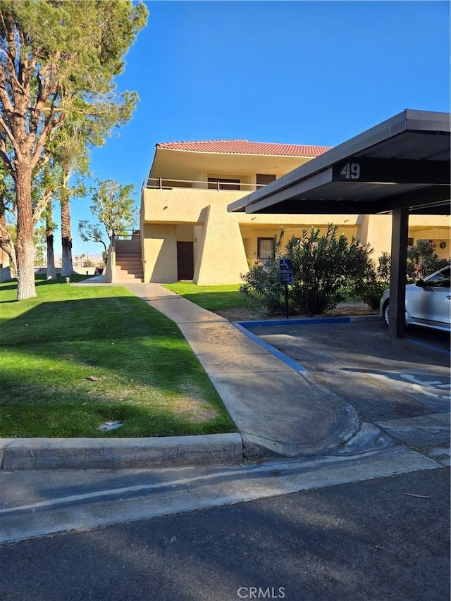 view of front facade featuring a front lawn