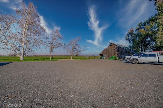 view of yard featuring an outdoor structure