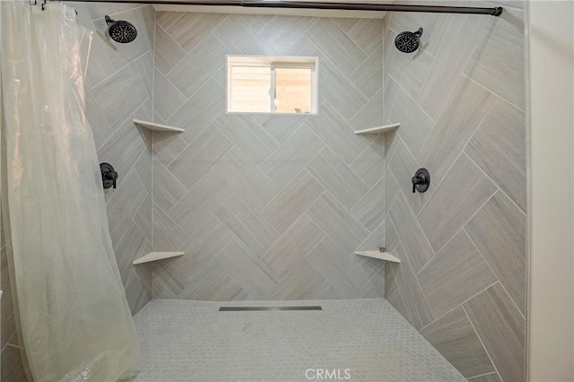 bathroom featuring a shower with shower curtain