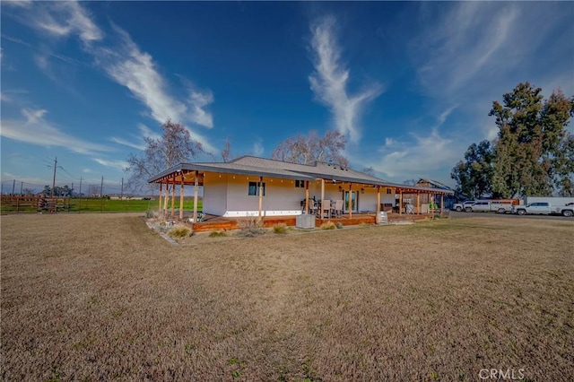 view of front of house featuring a porch and a front yard