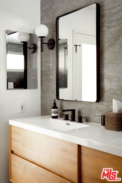 bathroom featuring decorative backsplash and vanity