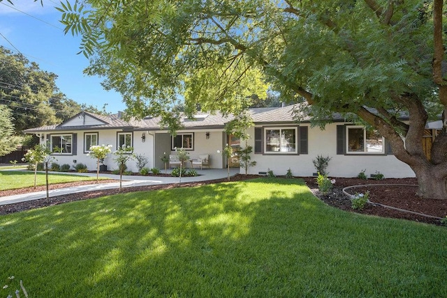 ranch-style house featuring a front lawn