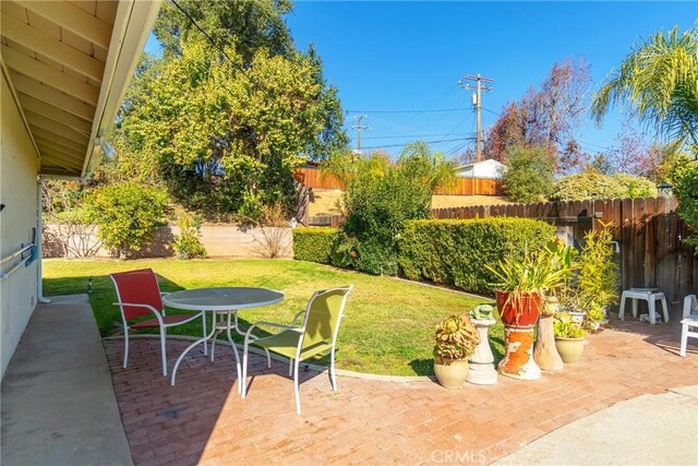 view of yard featuring a patio area