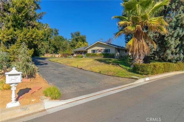 view of front of property featuring a front yard