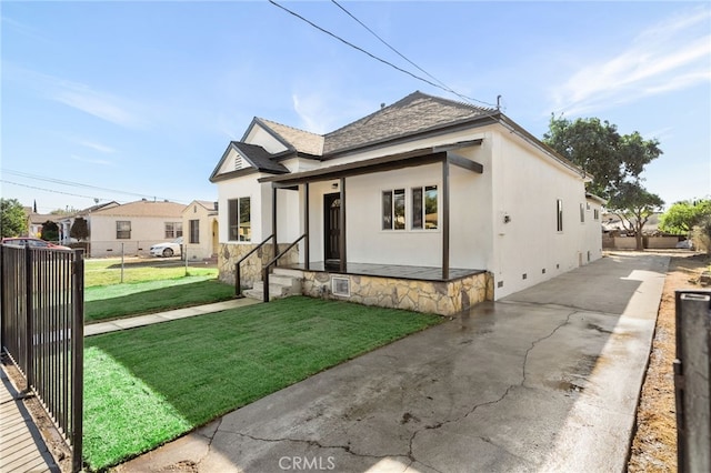 view of front of property featuring a front yard