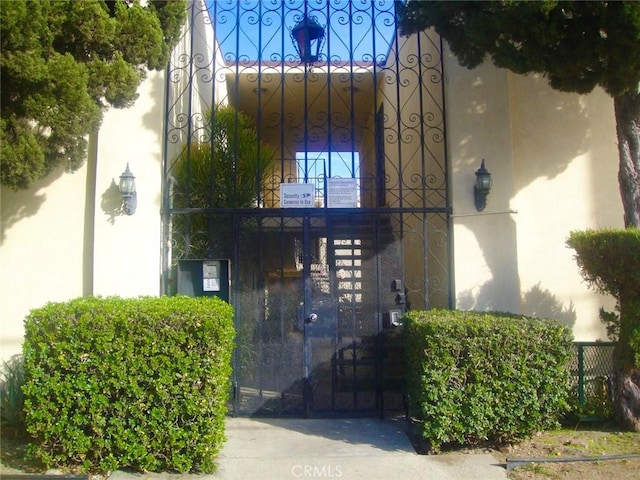 property entrance featuring a gate