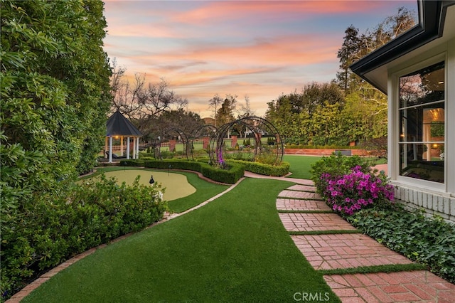 view of yard at dusk