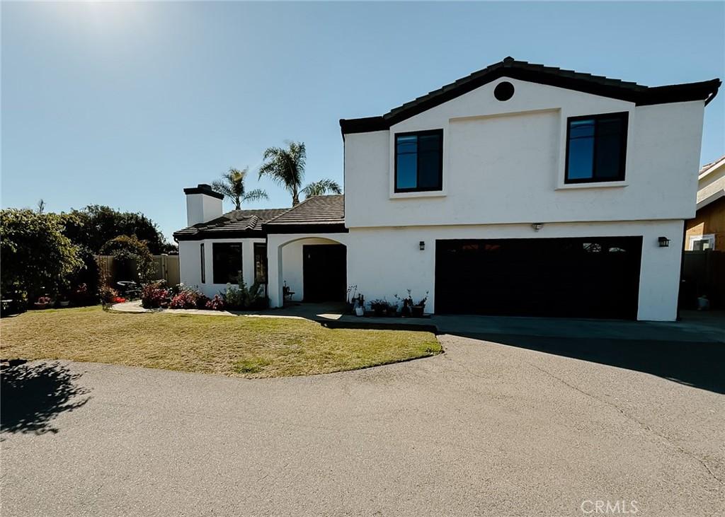 view of front facade featuring a garage and a front yard