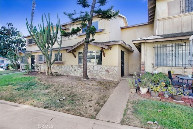 view of front of property with a front yard