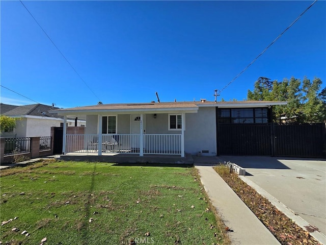 view of front of property featuring a porch and a front yard