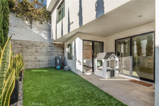 view of yard with a patio