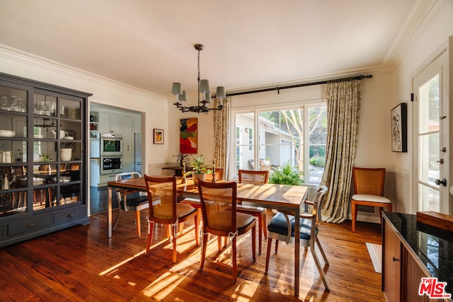 dining space with crown molding, a notable chandelier, and dark hardwood / wood-style flooring