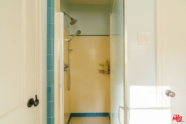 bathroom featuring a tile shower