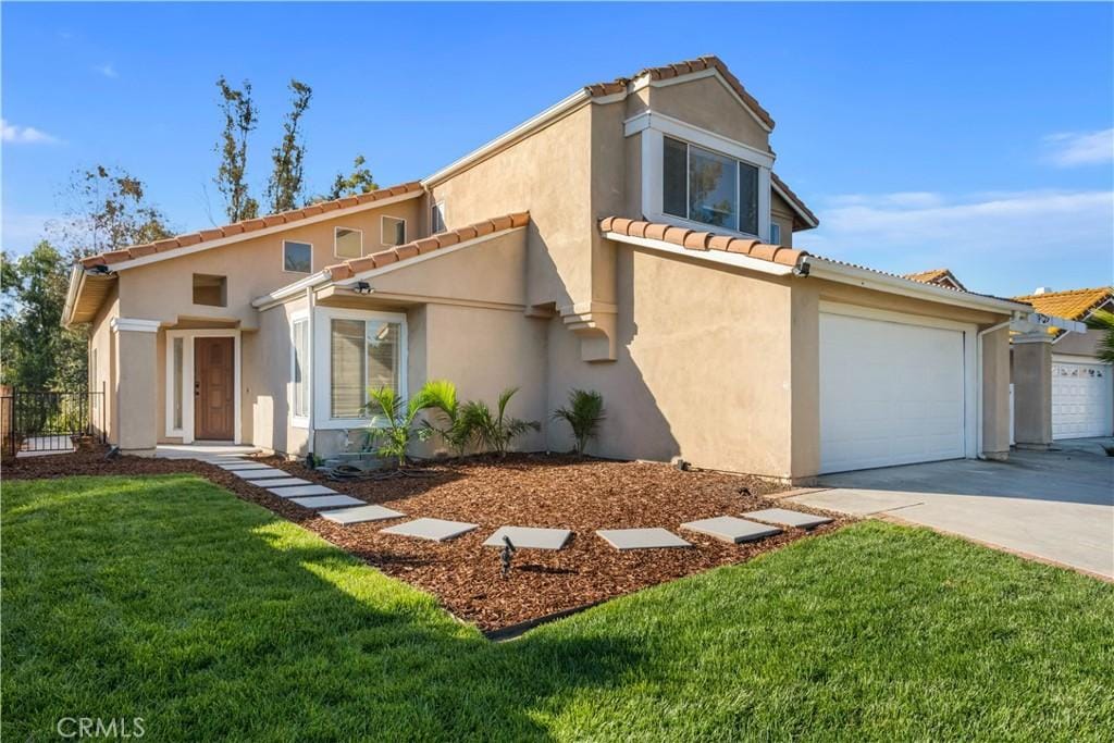 view of front of home featuring a front yard