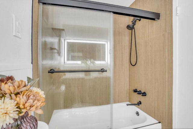 bathroom with combined bath / shower with glass door