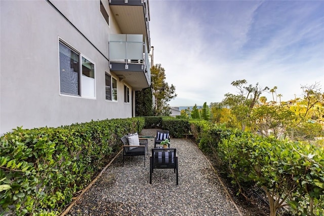 view of yard featuring a patio