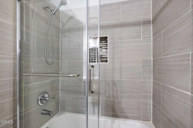 11300 Foothill Blvd Unit 72, Sylmar, CA 91342 - full bathroom with combined bath / shower with glass door