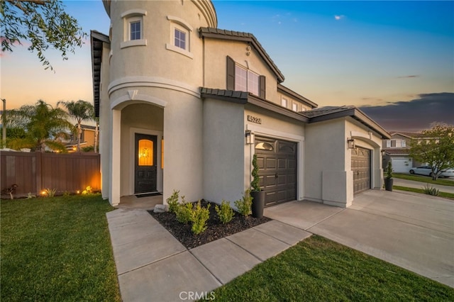 view of front of property featuring a lawn