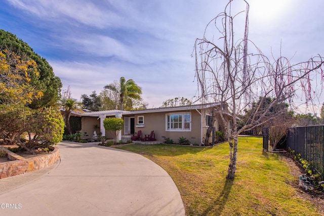 single story home featuring a front lawn