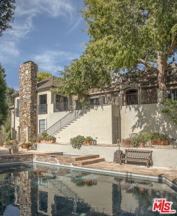 view of front facade featuring a patio